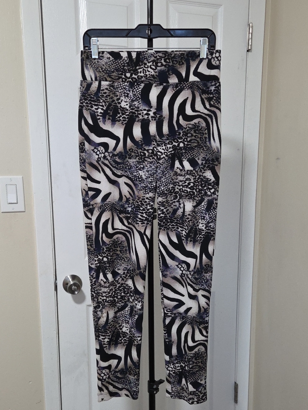 Frank Lyman Design Black & Cream Mixed Animal Print Leggings